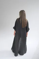 Camisola larga negra de lino italiano, con corte fluido, cuello camisero, mangas 3/4 con botón y abertura lateral en el ruedo.