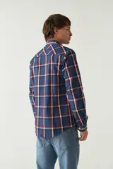 Camisa de manga larga a cuadros rojos y negros, de corte slim fit, con cuello abotonado y logo bordado en el pecho. Confeccionada en algodón.