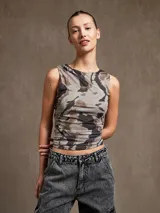 Musculosa verde esmeralda con cuello redondo y frunces laterales.