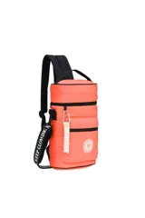 Mochila acolchada color negro, con múltiples compartimentos con cierre. Incluye un llavero colgante de color lila con la palabra "TRENDY" y un parche circular con un corazón y texto repetido.