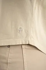 Remera color arena de algodón peinado, corte ajustado y mangas cortas.