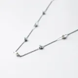 Gargantilla de plata 925 con perlas de río y circonias.