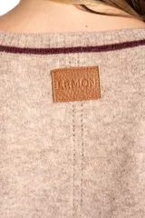 Sweater de punto azul marino con calce oversize. Presenta un detalle de franja vertical color marrón en la parte exterior de ambas mangas y un ribete fino dorado en el escote redondo.