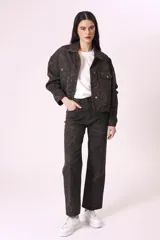 Campera de jean con estampado animal print en tonos marrones y negros.