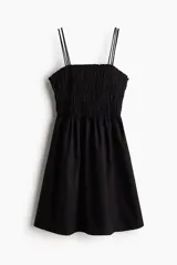 Vestido corto negro de algodón con cuerpo fruncido, escote cuadrado y breteles spaghetti dobles.