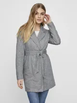 Gabardina gris con cinturón para ajustar a la cintura y bolsillos laterales.