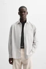 Camisa de hombre relaxed fit confeccionada en tejido de algodón a cuadros. Tiene cuello solapa, manga larga con puños abotonados, bolsillo en el pecho y cierre frontal con botones.