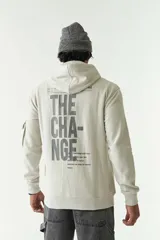 Canguro color ladrillo de felpa con capucha, bolsillo tipo canguro, bolsillo con botón en la manga y lettering estampado en la espalda.