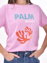 Remera blanca con estampado de dos tigres rojos enfrentados y texto en chino.