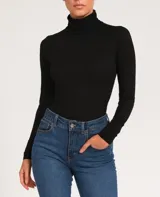 Body negro de algodón con cuello alto y mangas largas.