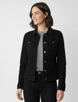 Campera de jean negra, marca Dash, con cuello solapa y abertura central con botones metálicos. Tiene bolsillos delanteros aplicados.