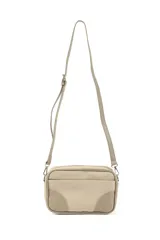 Bandolera rectangular color beige con correa larga ajustable y detalles en cuero vegano.