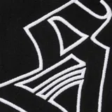 Campera negra con capucha forrada en piel sintética color marrón claro. Estampado en la espalda y mangas con letras góticas en color blanco. Bolsillo tipo canguro en la parte delantera.