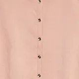 Cárdigan de punto rosa con cuello redondo y cierre frontal con botones.