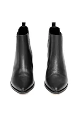 Botín negro de cuero liso, con elásticos laterales, taco recto de 4 cm y suela de goma antideslizante.