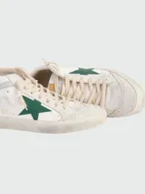 Championes de caña media Golden Goose Mid Star de cuero blanco con estrella verde y detalles desgastados.