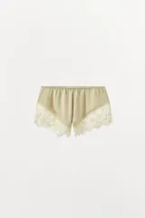 Shorts color beige de tiro alto confeccionado en tejido satinado con cintura elástica y detalle de encaje en el ruedo.