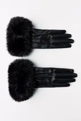 Guantes cortos negros de cuero sintético con puños de piel sintética.