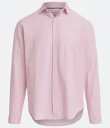 Camisa celeste de lino con cuello camisero, abotonadura frontal y mangas largas.