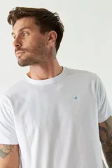 Remera azul marino de manga corta con logo bordado en el pecho.