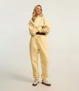 Pantalón jogger color amarillo claro, con cintura elástica y cordón de ajuste. Confeccionado en algodón con forro de polar.