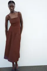 Falda midi marrón con textura, de tiro alto y cierre lateral con cremallera oculta.