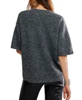 Sweater tipo tee color beige, de estilo oversized y mangas cortas.