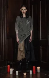 Remera gris de manga corta con cuello redondo y calce oversize. Estampa frontal con el diseño de la carta del tarot 'El Loco'.