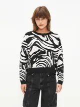 Sweater de punto con estampado abstracto de cebra en blanco y negro, de corte holgado y cuello redondo.