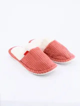 Pantuflas cerradas color rosado, con interior de felpa blanca y detalle de moño rojo.