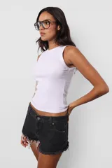 Musculosa blanca de morley de algodón al cuerpo, sin mangas y con escote deportivo con terminaciones en collareta.