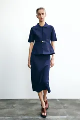Falda midi azul marino de punto liso, de tiro alto con cintura elástica y abertura en la parte trasera.