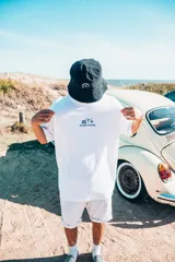 Remerón color celeste con estampado gráfico de flores azules y texto que promueve prácticas de autocuidado.