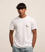 Remera blanca de algodón con cuello redondo y manga corta. Estampa en la espalda con diseño de esqueleto surfeando una ola junto a una palmera.