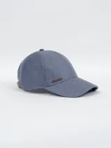 Gorra de béisbol azul de lino con hebilla metálica ajustable en la parte posterior y logo de la marca en el lateral.