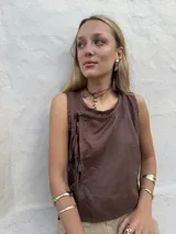 Musculosa marrón de lino con corte irregular y tiras laterales.