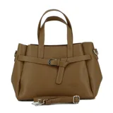 Cartera marrón de cuero sintético con doble asa corta y correa larga desmontable. Presenta un cinturón decorativo con hebilla en la parte frontal.