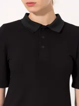 Remera color ladrillo confeccionada en piqué de punto, de corte cropped. Incluye cuello tipo polo a tono y mangas cortas.