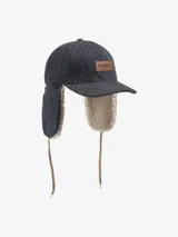 Gorro de lana gris con orejeras de borreguillo sintético color beige y logo de cuero marrón en el frente.