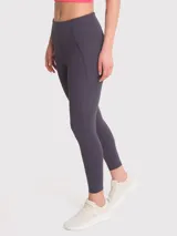 Calza deportiva gris oscuro con tiro alto, bolsillos laterales y banda de silicona interna en la cintura.