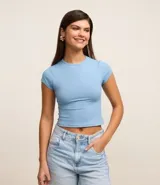 Blusa celeste de poliamida con cuello redondo y mangas cortas.