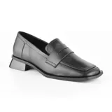Mocasines de cuero negro con punta cuadrada y detalle de antifaz.