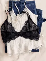 Bralette negro de encaje floral con breteles finos ajustables.