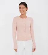 Cárdigan rosa de tejido de punto, con cuello redondo con borde ondulado, cierre frontal con botones y mangas largas con puños acanalados.