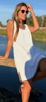 Vestido corto marrón tejido al crochet con detalles en crochet color beige en el contorno.