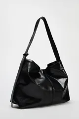 Bolso shopper marrón de efecto acharolado con asa de hombro ajustable, bolsillo interior con cremallera y cierre magnético.
