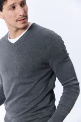 Sweater gris melange de tejido de punto con escote en V y mangas largas.