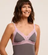 Camisón corto gris de microfibra con breteles finos ajustables, escote en V y encaje color lila en el busto.