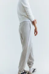 Pantalón de jogging gris melange, de corte holgado, con cintura elástica ajustable con cordón y puños elásticos.