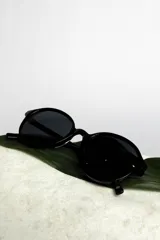 Lentes de sol redondos con montura carey y lentes degradados azules.